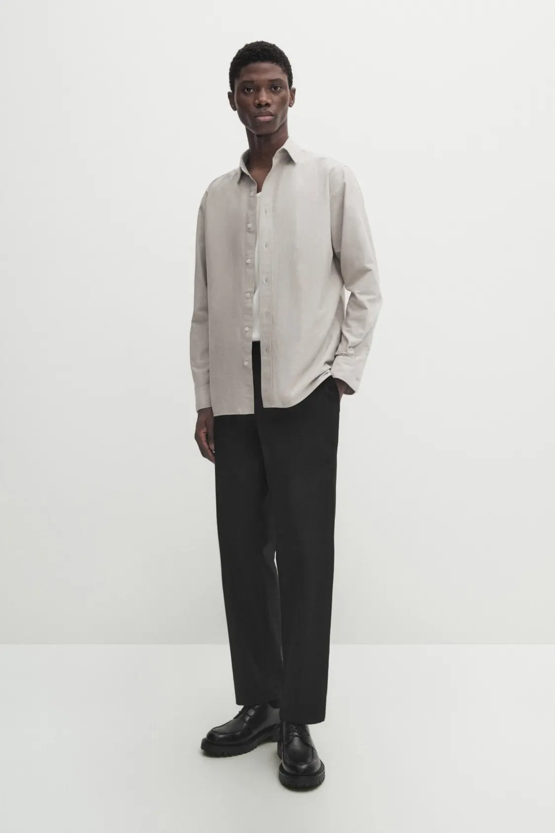 Camisa regular de popelín con bolsillo