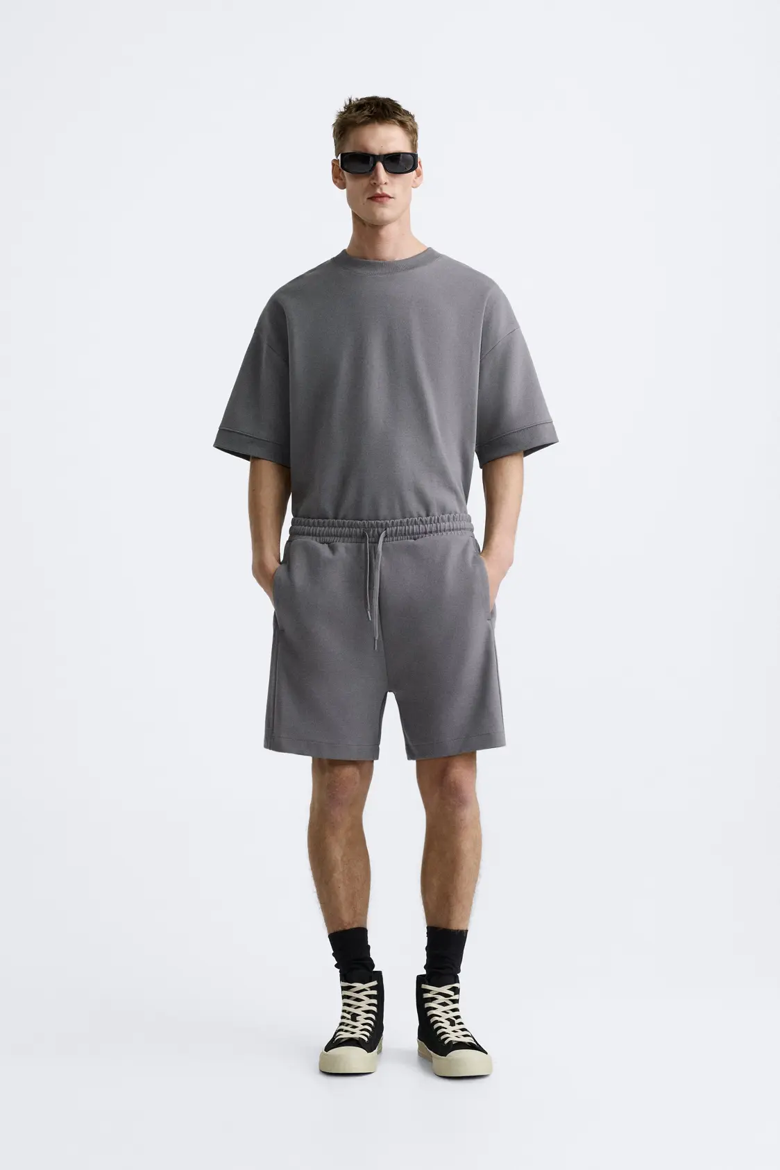 Conjunto de pantalón y camiseta gris claro