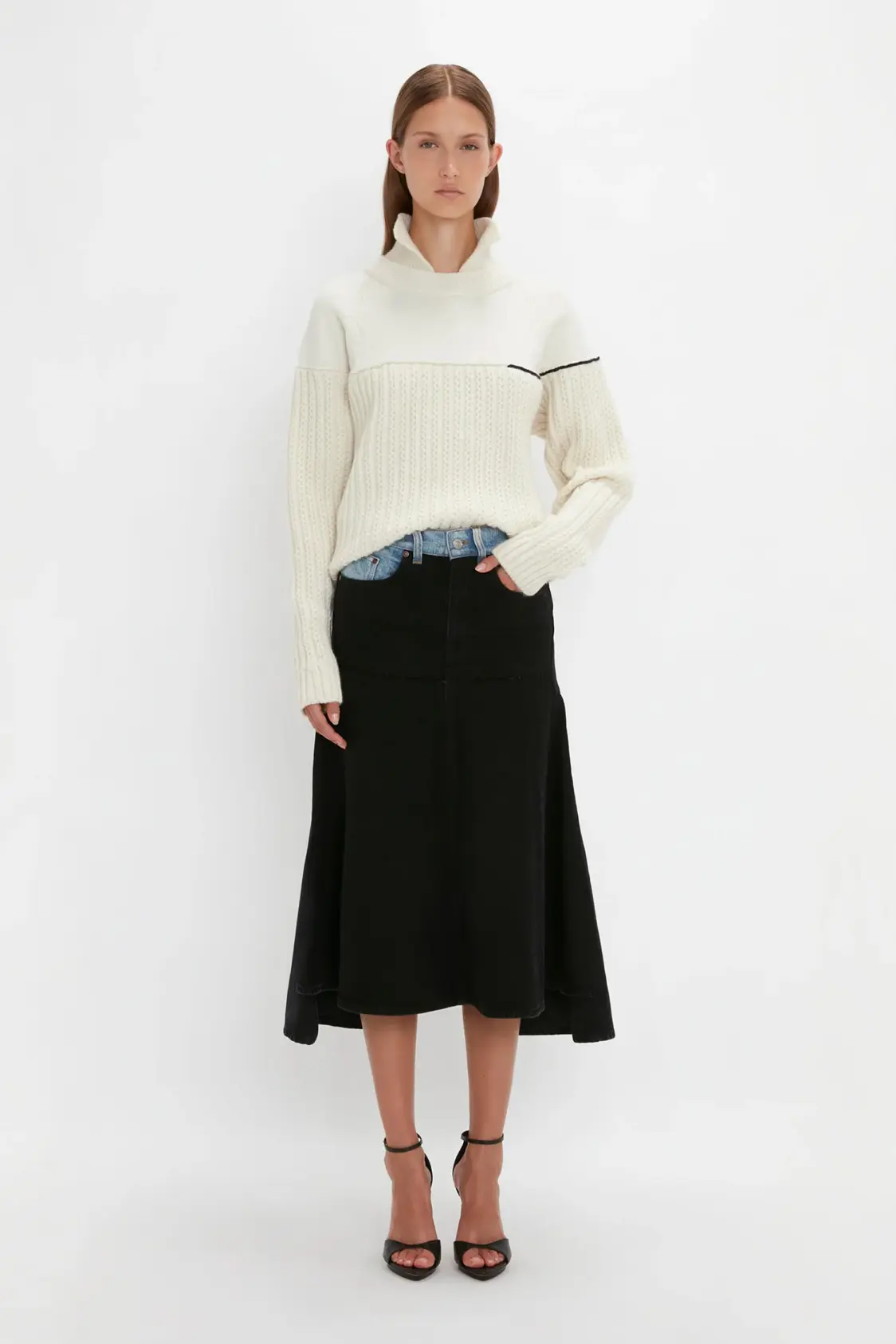 Top blanco de punto con cuello alto