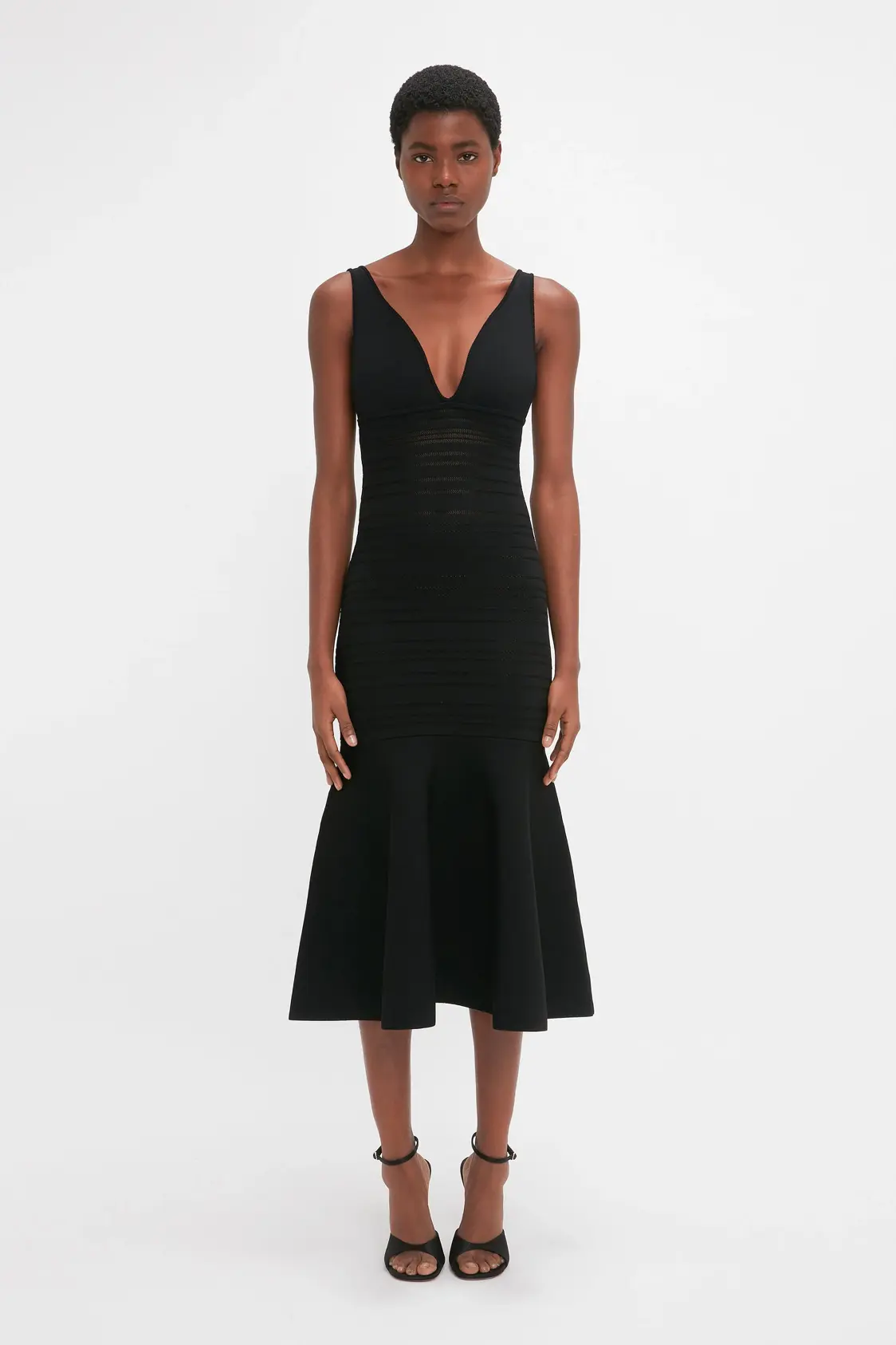 Vestido negro de tirantes con aberturas